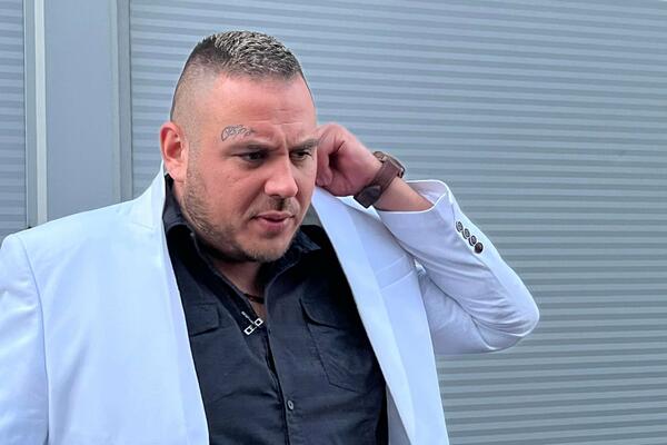 FILIP CAR SNIMAO POTPUNO GOLU DENIZ DEJM: Bila u AKCIJI sa još muškaraca, a sada se se JAVNO OGLASIO!