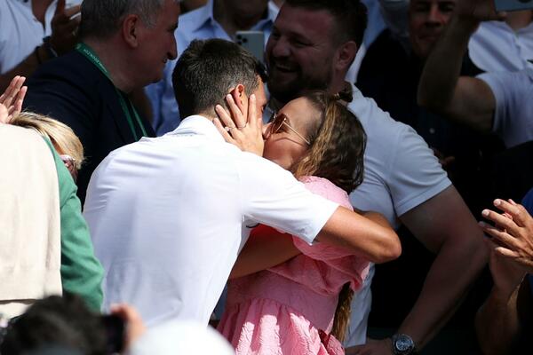 STIGAO SA PORODICOM! Đoković doputovao u Srbiju posle osvajanja Vimbldona!