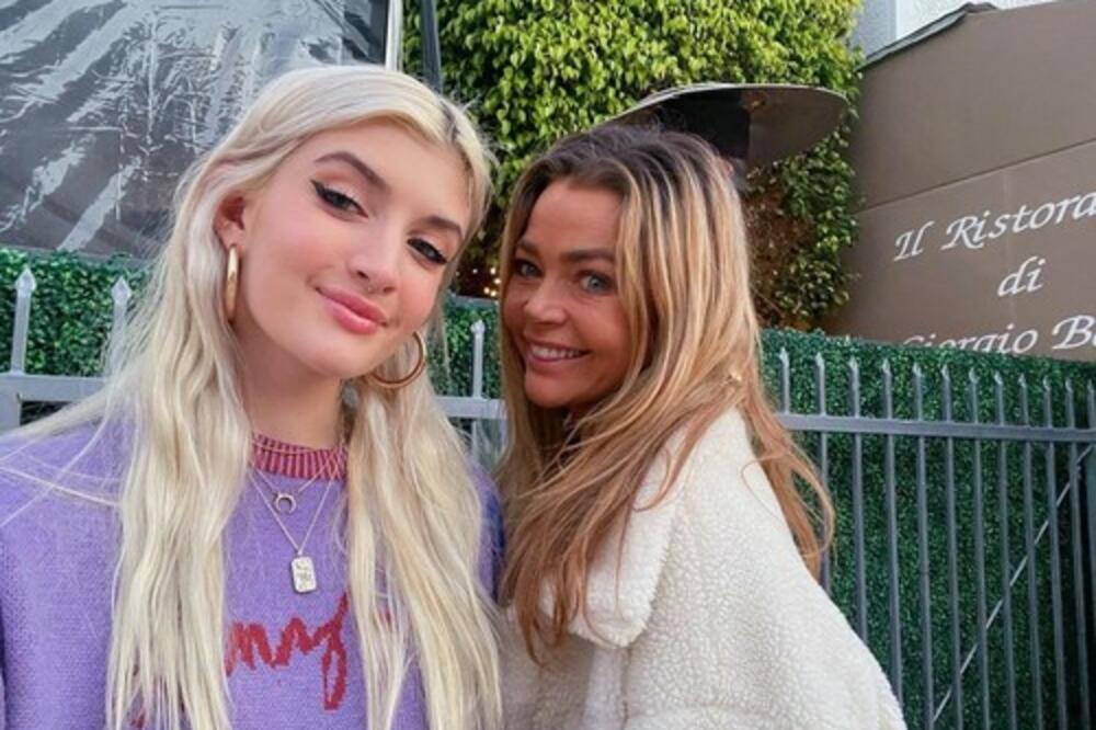 MORBIDNO! GLUMICA ZAJEDNO SA ĆERKOM NA PLATFORMI ZA ODRASLE: Prodavaće svoje telo, SVET ZGROŽEN!