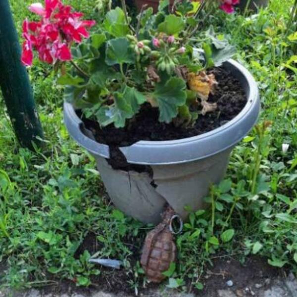 BAČENA RUČNA BOMBA NA KUĆU SRBINA: Pronašli eksplozivnu napravu u dvorištu, njihovim rođacima PALJENA IMOVINA!