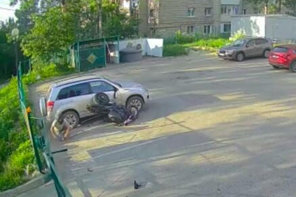 ZAMALO IZBEGNUTA NESREĆA! Motorciklista DIVLJAO komšilukom, a ONDA se desilo NEOČEKIVANO! (VIDEO)