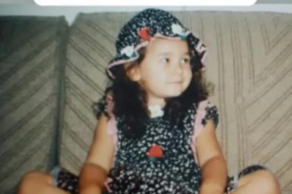 DA LI ZNATE KO JE POZNATA PEVAČICA SA SLIKE? Svi je DOBRO ZNATE, nema šanse da pogodite! (FOTO)