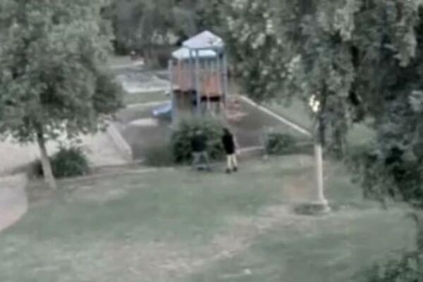 HOROR, ŽENA ZAPALILA MUŠKARCA USRED PARKA: Nadzorne kamere zabeležile STRAVIČAN TRENUTAK! (UZNEMIRUJUĆ VIDEO)