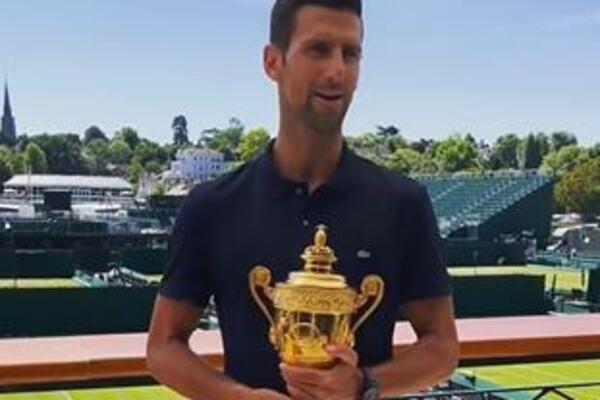 DOK GA NACIJA ČEKA - NOVAK SE OBRATIO LJUDIMA ŠIROM SVETA: Osmeh ne skida sa lica!