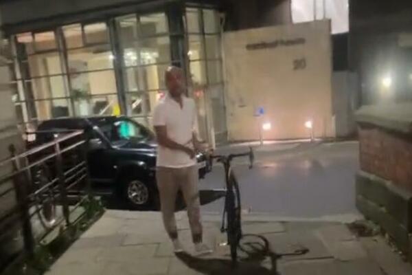POMAHNITALI NAVIJAČ JURIO JE GVARDIOLU NA BICIKLU! Pep je izgubio strpljenje i OBUZDAO NAVIJAČA U SEKUDNI (VIDEO)