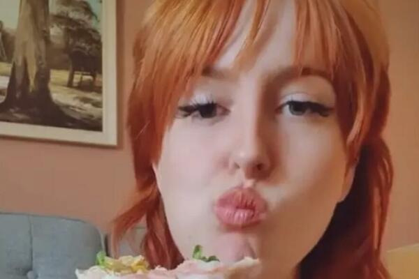 DA LI POSTOJI BIZARNIJI POSAO? Od OVOGA zgrće ogromnu lovu, muškarci joj traže da RAZMAZUJE ovo po sebi, BOLESNO!