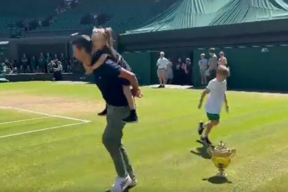 POGLEDAJTE KAKO SE ĐOKOVIĆ SA DECOM "POTPISAO" NA VIMBLDONU! Stefan i Tara uživaju u privilegiji (VIDEO)