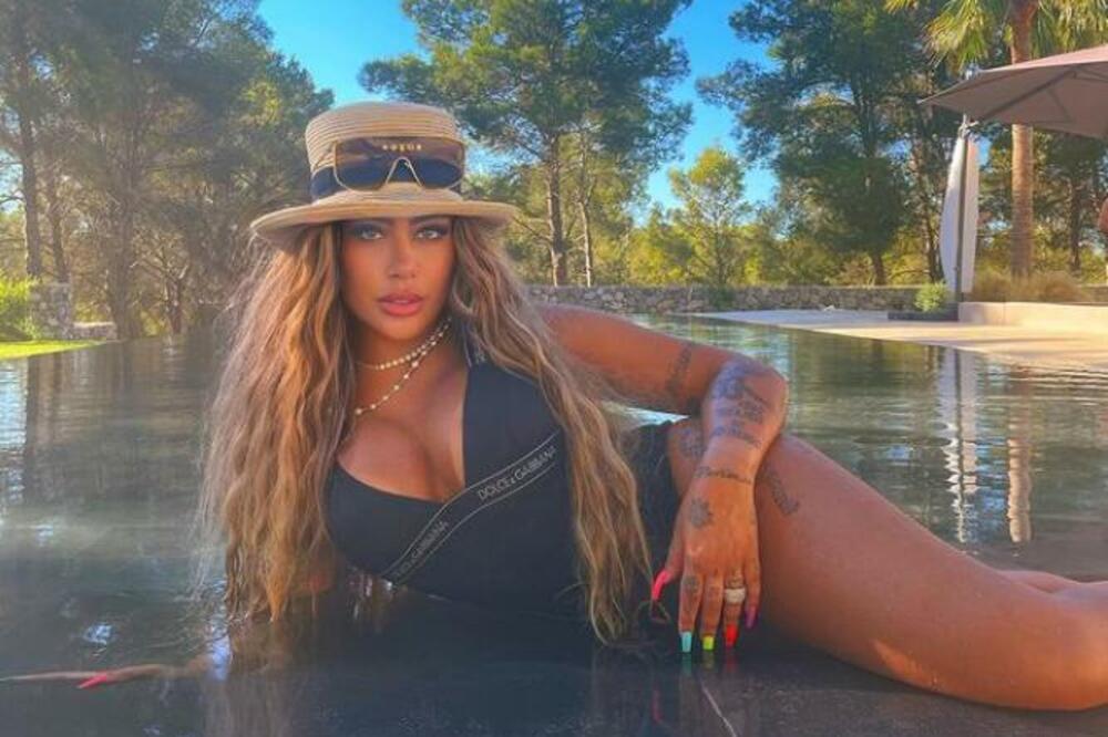 Baš zna da uživa: NEJMAROVA SESTRA POKAZALA ATRIBUTE NA IBICI (FOTO)