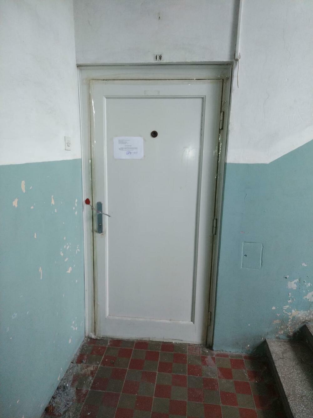 Vrata stana u kom su pronađena tela