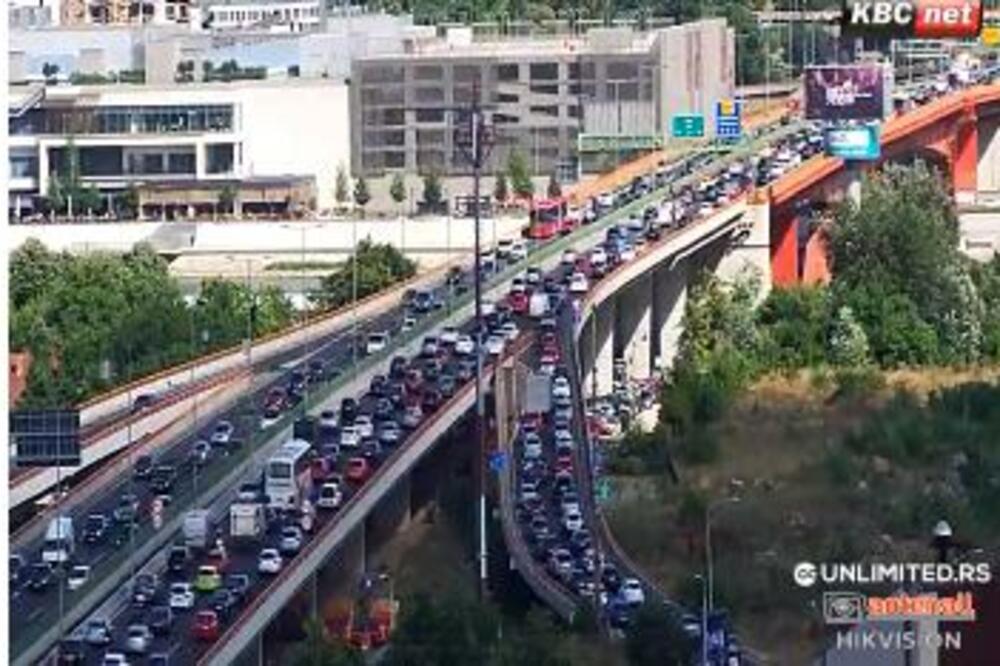 KOLAPS NA SAOBRAĆAJNICAMA U BEOGRADU: Gazela STOJI u oba smera, a za DIVNO ČUDO na OVOM mestu je prohodno