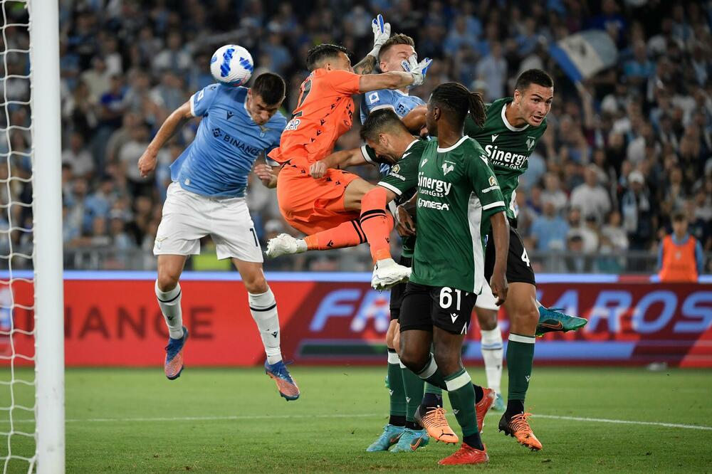 LACIO SIGURNO OSTAJE BEZ SRBINA OVOG LETA! Samo ga čudo ostavlja u rimskom klubu!