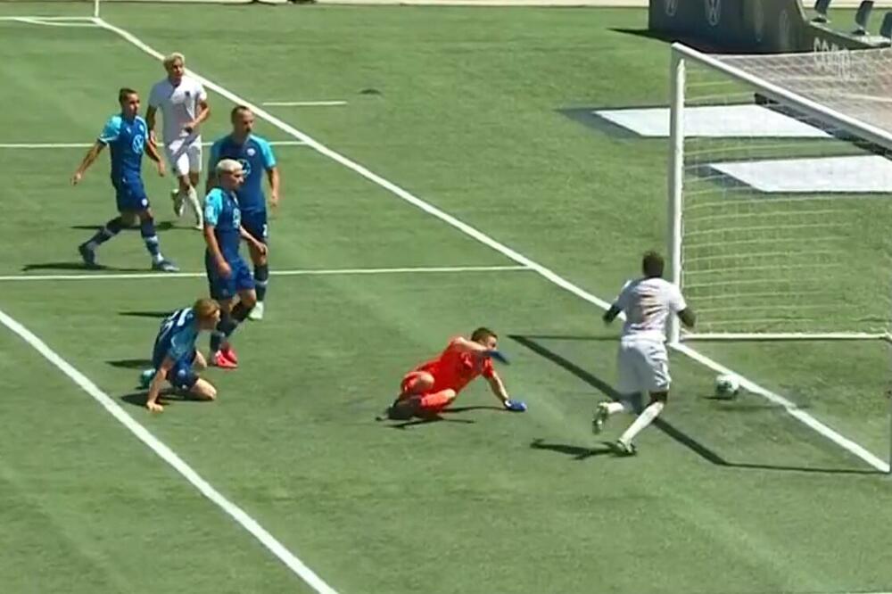 PROMAŠAJ O KOME PRIČA CEO SVET! Svi oko fudbalera gledali u neverici kako lopta izlazi iz gola! (VIDEO)