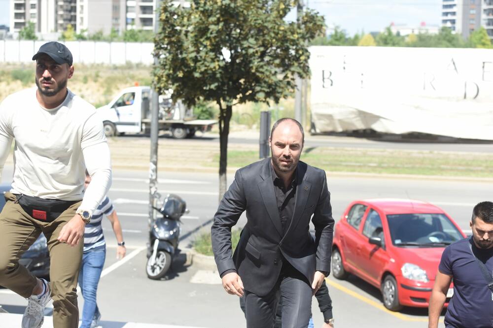MALI SENTA STIGAO U PALATU PRAVDE: Na saslušanje došao sa advokatom (FOTO)