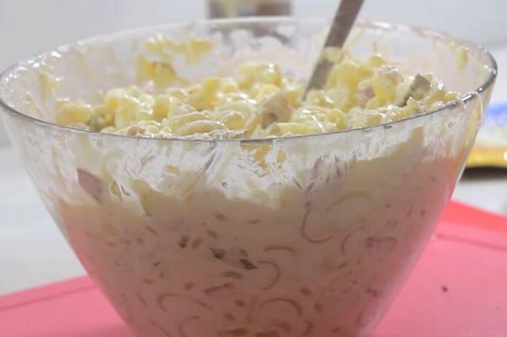 SPREMITE OSVEŽAVAJUĆU SALATU SA TESTENINOM: Dodaje se RAZNO POVRĆE, a zbog OVOG SASTOJKA je KREMASTA (RECEPT)