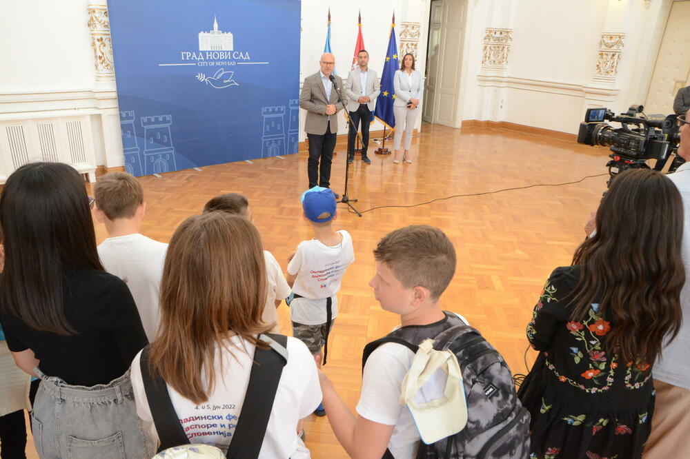 U NOVOM SADU UPRILIČEN DOČEK ZA ORGANIZATORE I UČESNIKE KAMPA ZA SRPSKU DECU IZ REGIONA (FOTO)