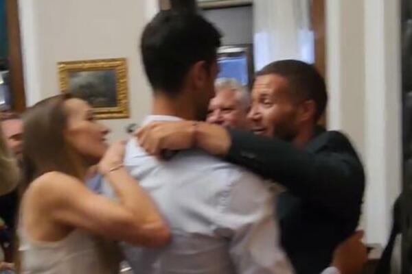 Novak je samo za trenutak ostavio pehar: ODMAH JE NESTAO SA STOLA! Video otkriva KO GA JE "MAZNUO"! (VIDEO)