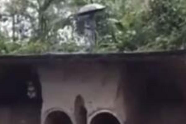 SEKUND GA JE DELIO OD PROPASTI: Prelazio preko MOSTA kad se desio UŽAS, tragedija izbegnuta za DLAKU! (VIDEO)