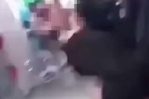 MAKLJAŽA U POZNATOJ PRODAVNICI: Izbila TUČA između dve ŽENE, sevale PESNICE NA SVE STRANE, kupci UŽASNUTI! (VIDEO)