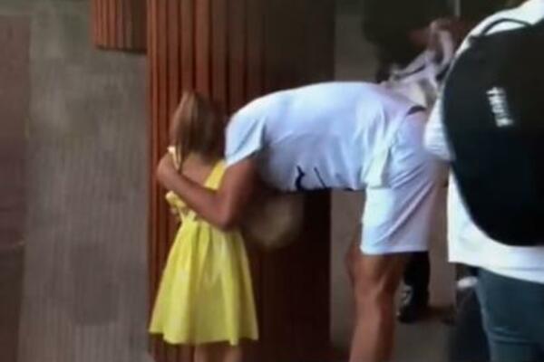 NOVAKOVA AMAJLIJA: Zagrljaj sa ćerkom Tarom pred početak finala topi i najtvrđa srca! (VIDEO)