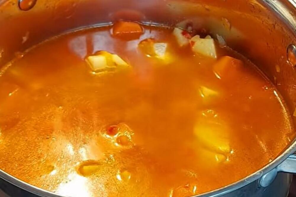 NAPRAVITE JUNEĆI PAPRIKAŠ NA LOVAČKI NAČIN: Recept stiže sa JUGA SRBIJE, gustinu mu daje 1 SASTOJAK