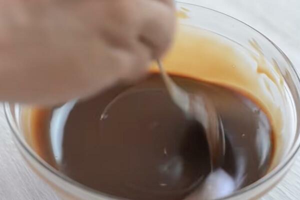 KOLAČ SPREMAN ZA NEKOLIKO MINUTA, I TO BEZ PEČENJA: Napravite ga sa KARAMELOM i ČOKOLADOM! (RECEPT)