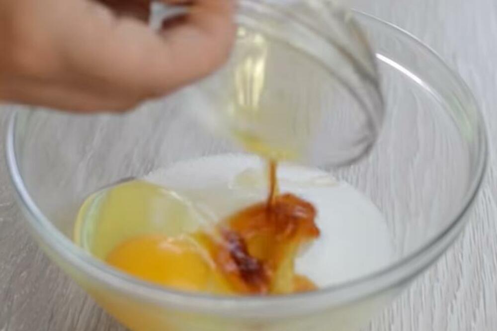 NAJNEOBIČNIJI KOLAČ! U sebi ima ono što MNOGI NE VOLE, UKUSAN je i sprema se dok trepnete (RECEPT)