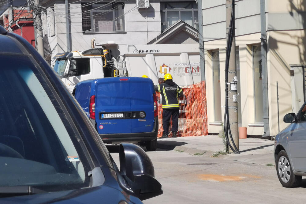 HAOS U ČAČKU, CENTROM SE ŠIRI NEPRIJATAN MIRIS: Vatrogasci i policija evakuišu građane (FOTO)