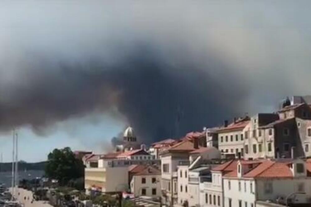 "GUBIMO KONTROLU": Veliki POŽARI bukte u Dalmaciji, ugroženi objekti, vatrena stihija RAZARA pred sobom! (VIDEO)
