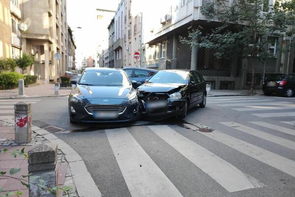 SUDAR U CENTRU, ODNEO MU POLA AUTOMOBILA: Jeziva tečnost ISCURILA IZ VOZILA (FOTO)