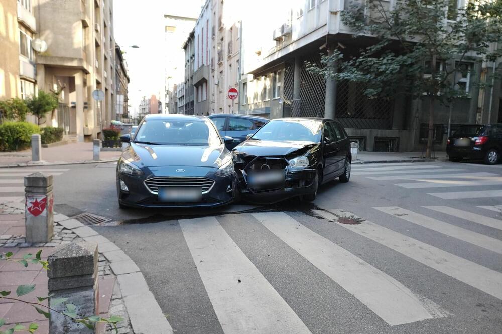 SUDAR U CENTRU, ODNEO MU POLA AUTOMOBILA: Jeziva tečnost ISCURILA IZ VOZILA (FOTO)