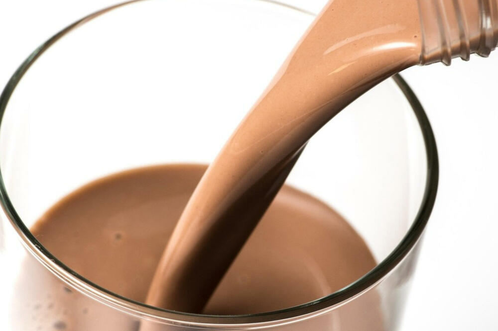 EVO ZAŠTO SE ČOKOLADNO MLEKO PREPORUČUJE I ODRASLIMA: Deca "nisu luda" što BAŠ NJEGA VOLE