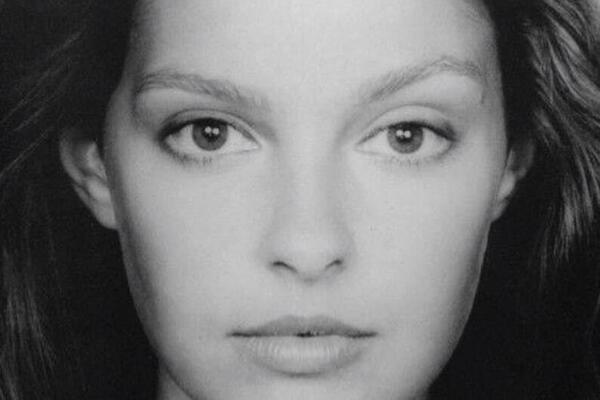 TRAUMATIČNO ISKUSTVO JOJ OBELEŽILO ŽIVOT: Poznata GLUMICA preživela zlostavljanje, SILOVANJE i incest (FOTO)