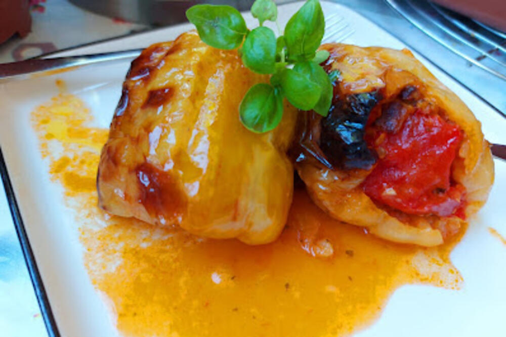SAMO NAŠE BAKE NA OVAJ NAČIN PUNE PAPRIKE: 1 vrsta DIMNJENOG MESA daje PIKANTNIJI UKUS, zapišite RECEPT (VIDEO)