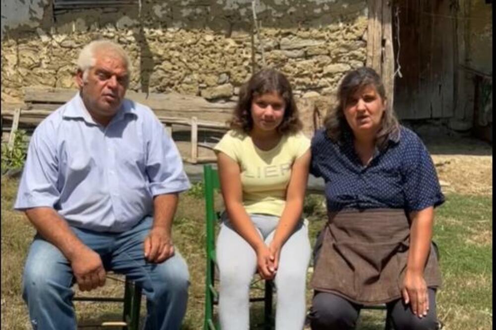 MALA EMILIJA ČUVA STOKU, I ŽELELA BI DA IMA KUPATILO: Težak život devojčice sa juga i NJENIH STARIH RODITELJA