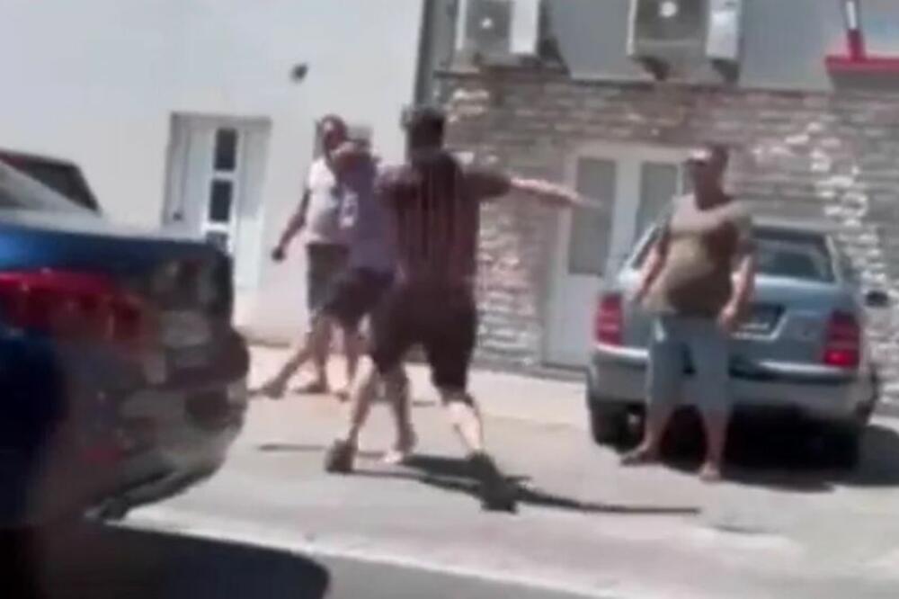 NAKON SUDARA SEVALE PESNICE: Žestoki OBRAČUN u Mostaru, vozači počeli da se MLATE nasred ulice - NEVERICA! (VIDEO)