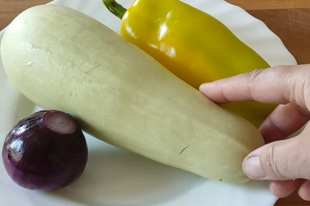 JEDNOSTAVNO, A FANTASTIČNOG UKUSA: Pita sa tikvicama koja će vas oduševiti, sprema se BEZ KORA (RECEPT)