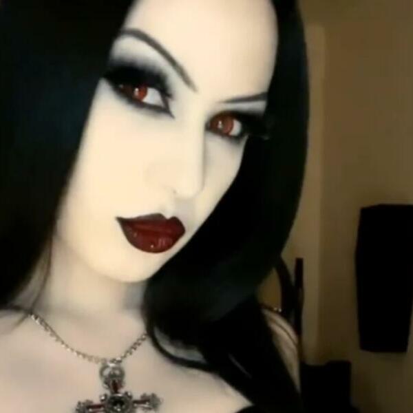 OPAKO SE OBLAČI I PIJE LJUDSKU KRV, ALI TO NIJE NAGORE: Lilit tvrdi da je 600 godina star VAMPIR, OSTAĆETE ZGROŽENI