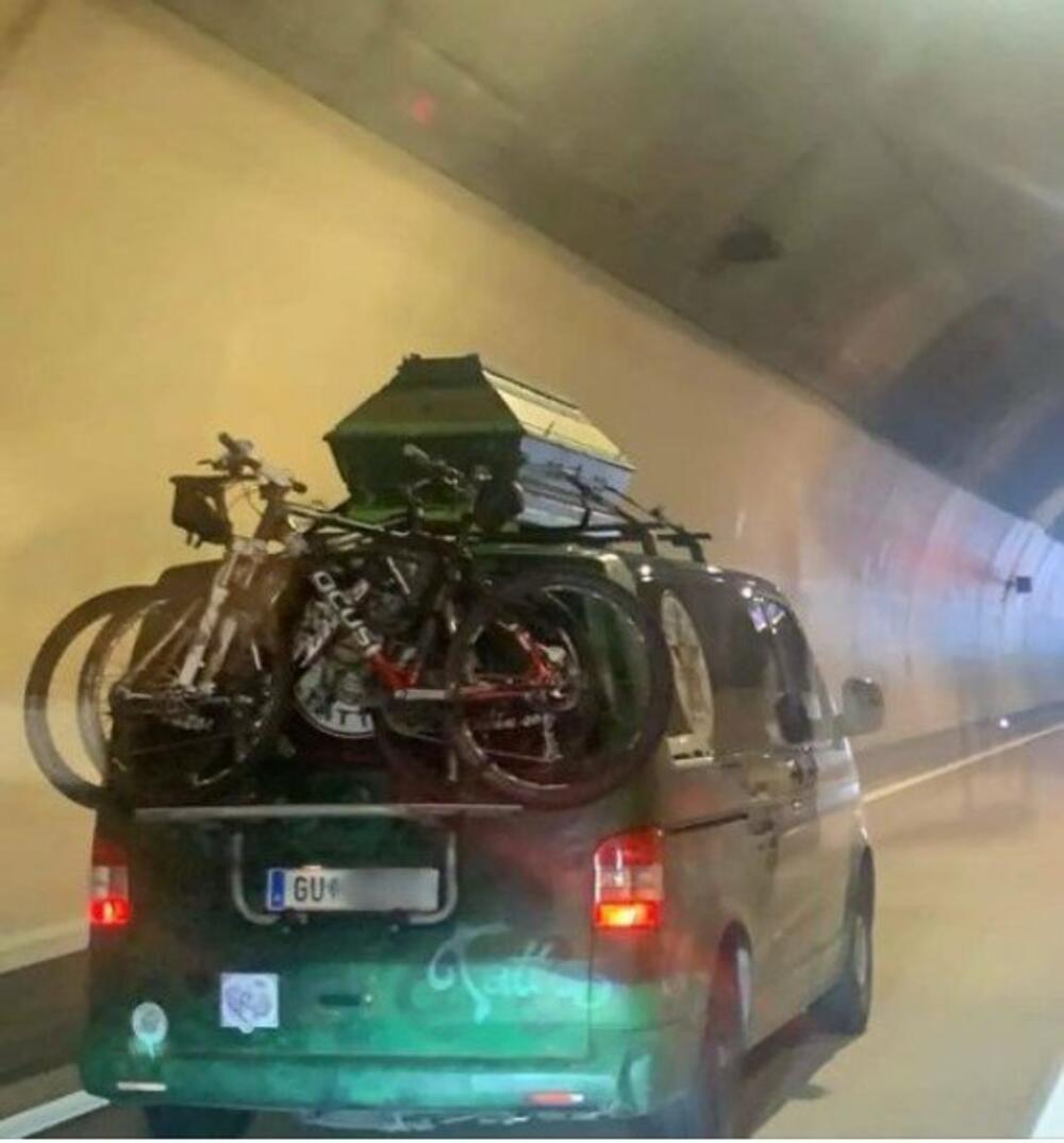 Kombi sa mrtvačkim sandukom 