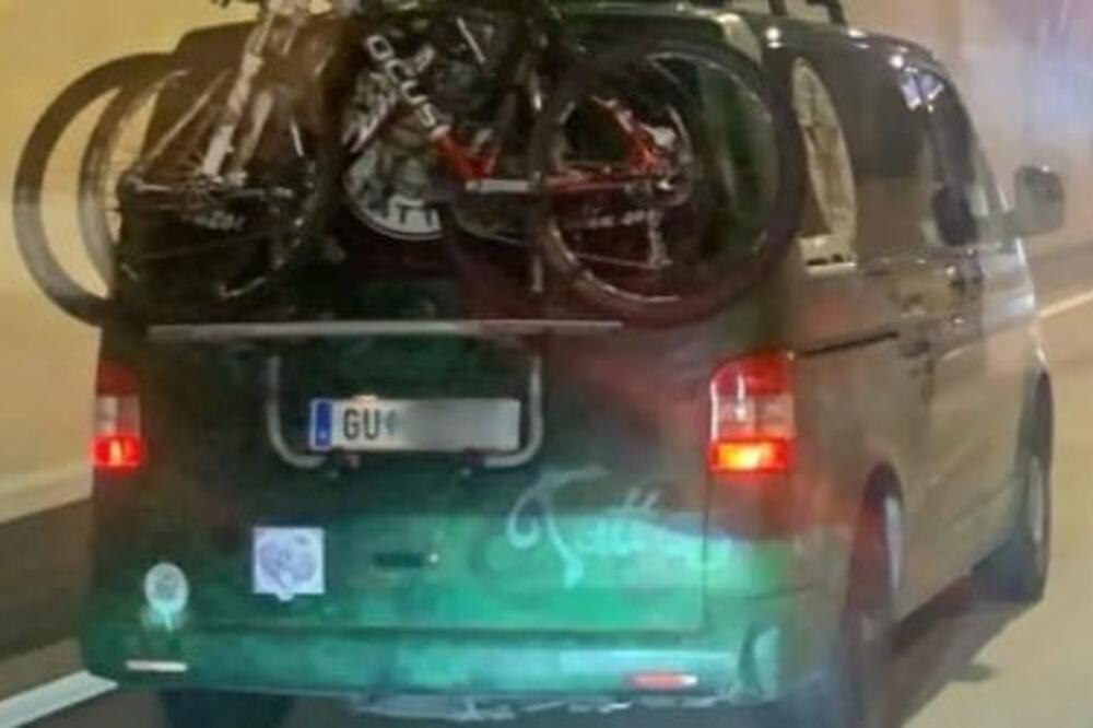 "I BABU VODE NA MORE?": Svi gledali u KROV ovog KOMBIJA na putu ka Jadranu - flamingo više nije u MODI! (FOTO)