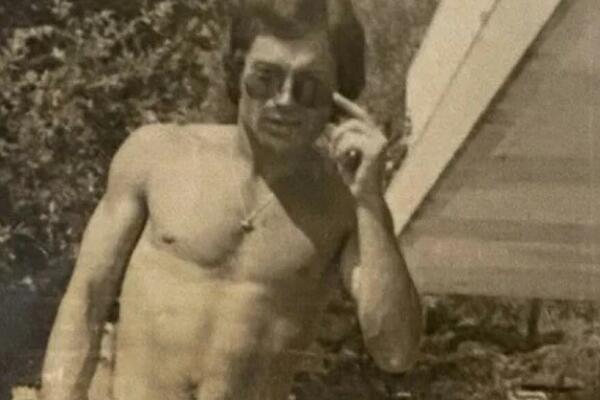 ĆERKA NAŠE FOLK LEGENDE PODELILA OČEVU FOTKU OD PRE DOSTA DECENIJA: Gotovo da je skroz GO, a izgleda kao ZVERINA!