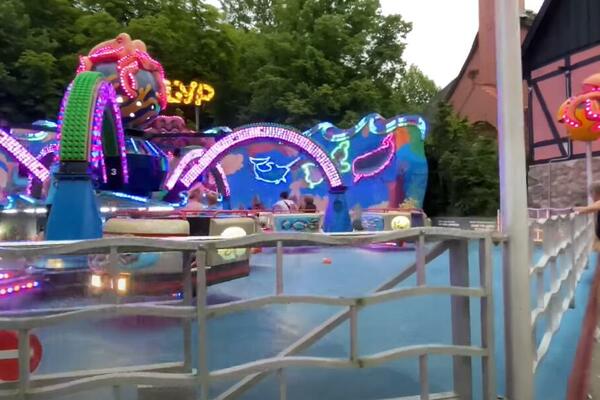 PONELE IH STRASTI NA ROLERKOUSTERU! Lagali KROZ zube da SPASU ugled, ali OČEVIDCI su snimili SVE!