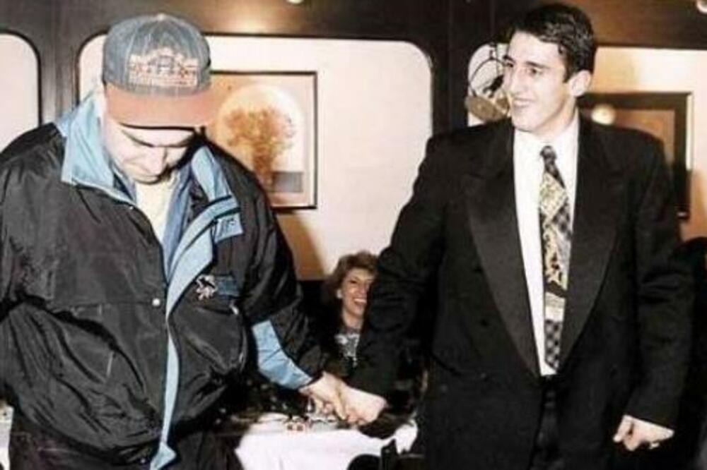 ISPLIVALA NIKAD VIĐENA FOTKA OPASNIH MOMAKA IZ DEVEDESETIH! Ovo je da se čovek NAJEŽI, a nekad su ih OBOŽAVALI