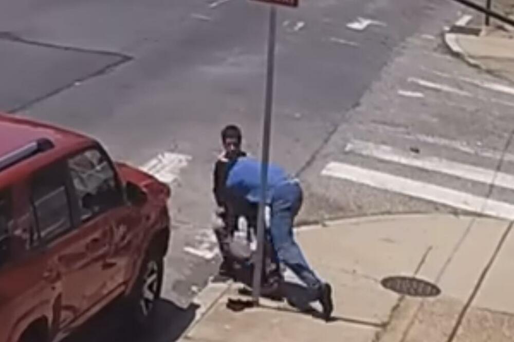 DRAMA! PUCNJAVA I TUČA: Pogledajte hrabrost MMA borca nakon što su ga napala dva oružana pljačkaša (VIDEO)