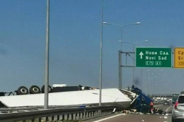 KOLAPS: Dva udesa u ISTO VREME prouzrokovala OGROMNE GUŽVE! (FOTO)