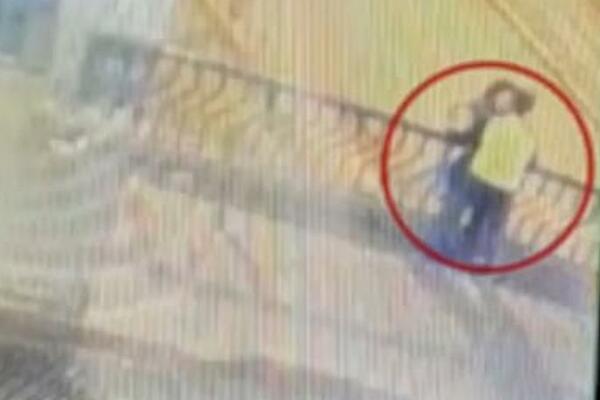 LJUBILI SE NA MOSTU KADA JE USLEDIO HOROR: Otrgla mu se iz zagrljaja, pa ZAJEDNO STRADALI (UZNEMIRUJUĆI VIDEO)
