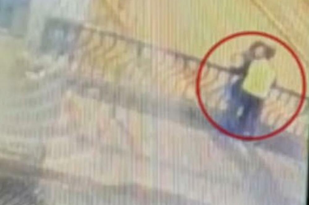 LJUBILI SE NA MOSTU KADA JE USLEDIO HOROR: Otrgla mu se iz zagrljaja, pa ZAJEDNO STRADALI (UZNEMIRUJUĆI VIDEO)