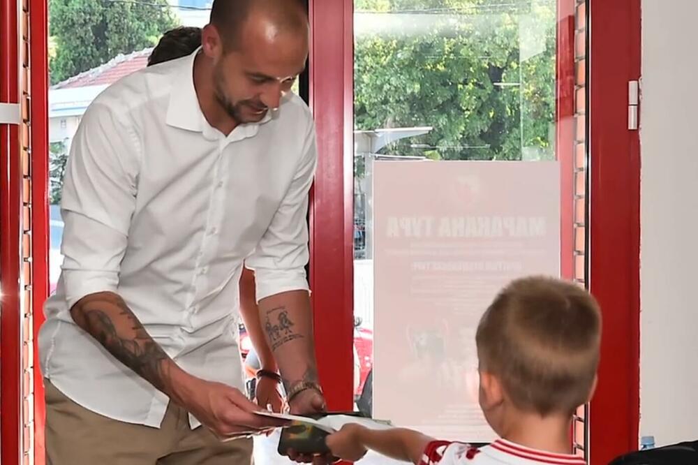 BORJAN PRODAVAO I POTPISIVAO SEZONSKE KARTE: "Zvezda je stvar kućnog vaspitanja!" (FOTO+VIDEO)