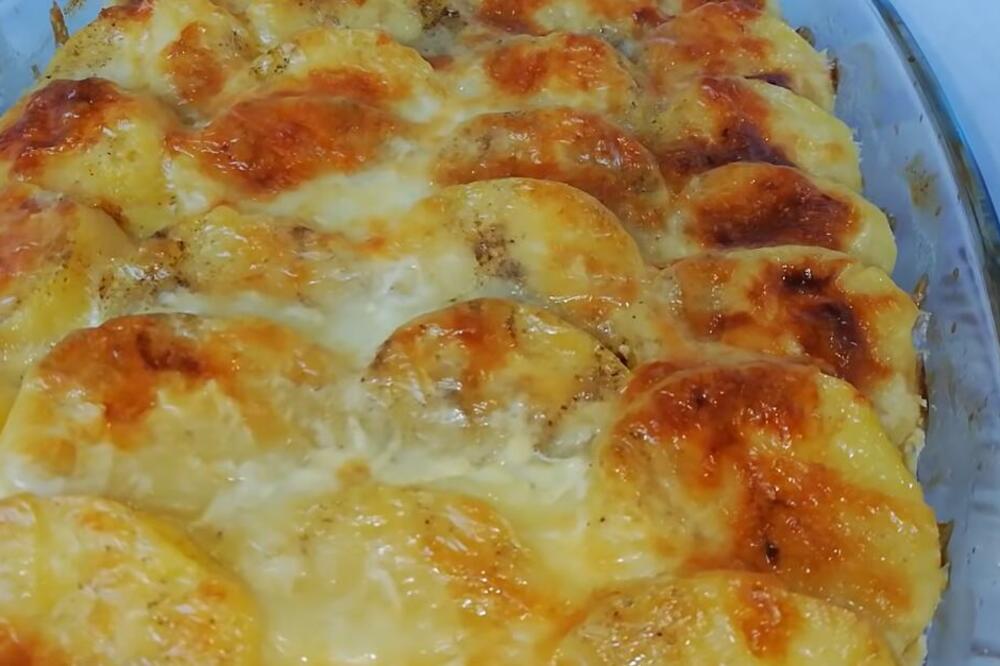 Najbrži ručak iz rerne gotov za 12 minuta: Preukusna kombinacija ukusa zbog koje ćete celu tepsiju olizati (RECEPT)