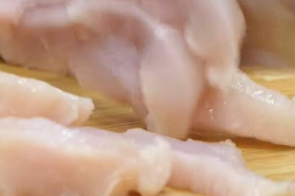 SRBI OVAKO SPREMAJU PILETINU A NIKAKO SE TAKO NE RADI: Zbog HITNOG UPOZORENJA SVIMA SE DIŽU DLAKE NA GLAVI