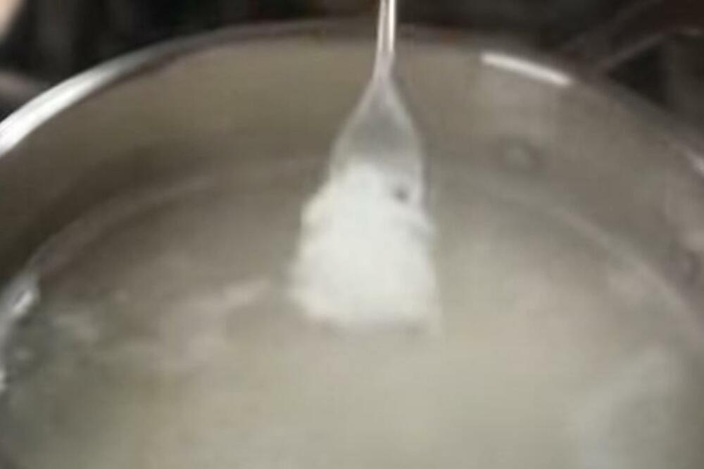 OD SADA VIŠE NIKADA NEĆETE BACITI VODU U KOJOJ SE KUVAO PIRINAČ: Oduševićete se kad budete čuli ČEMU SLUŽI OVA CAKA